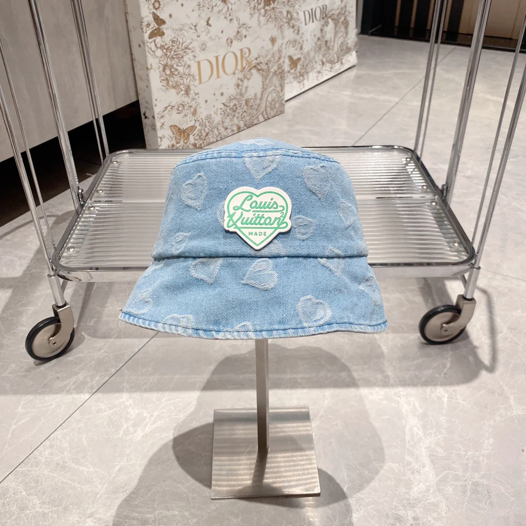 Новинка начала осени 2023 года от LV — джинсовая панама в форме сердца — светлый цвет.