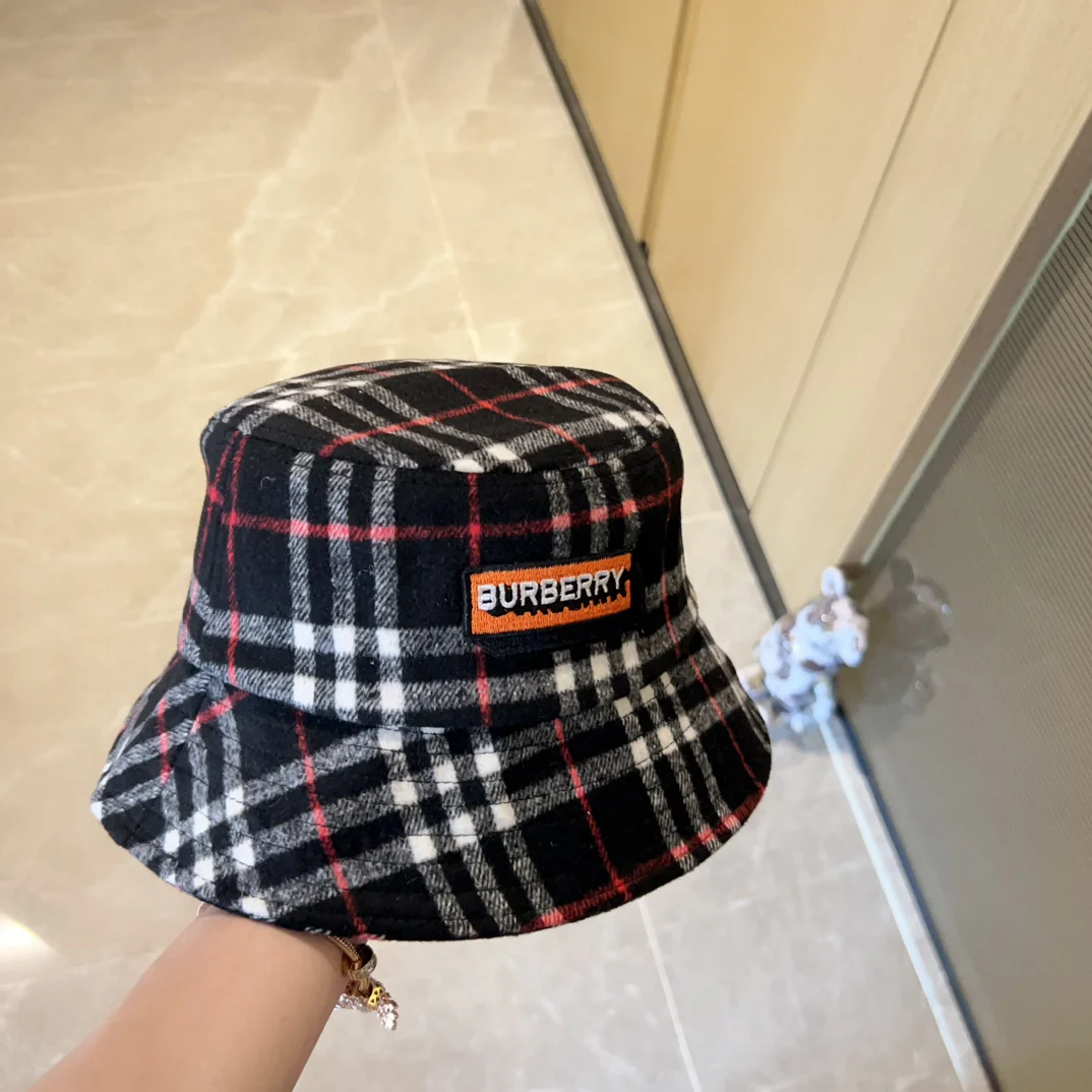 Новая панама Burberry 2023 года из кашемира в клетку - черная.