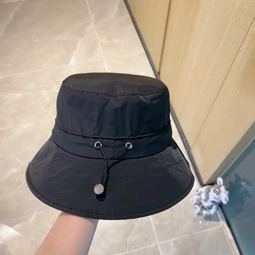 Новинка сезона весна/лето 2023 от Prada - Панама - Черная