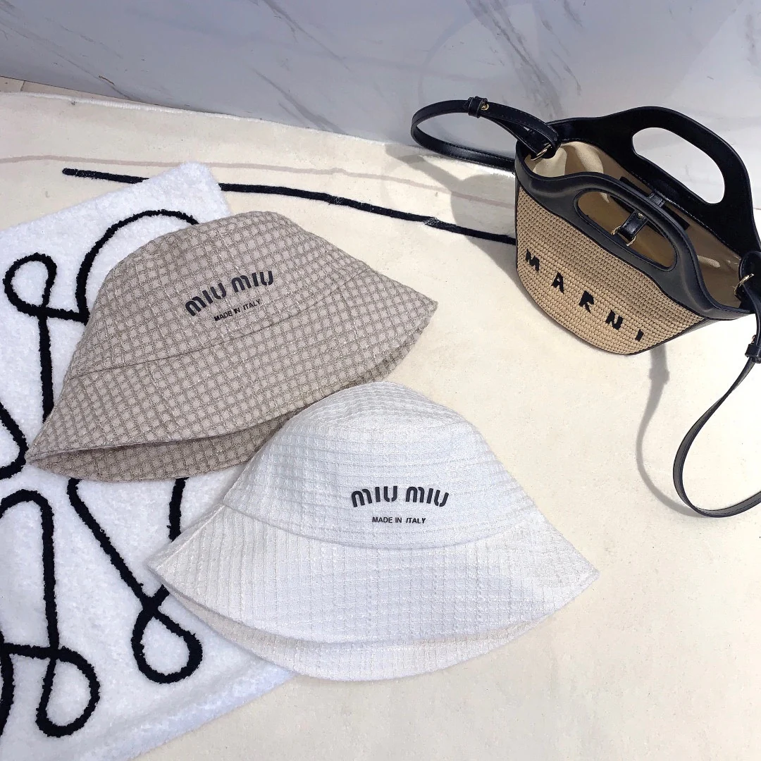 Новинка сезона весна/лето 2023 от Miu Miu - клетчатая панама