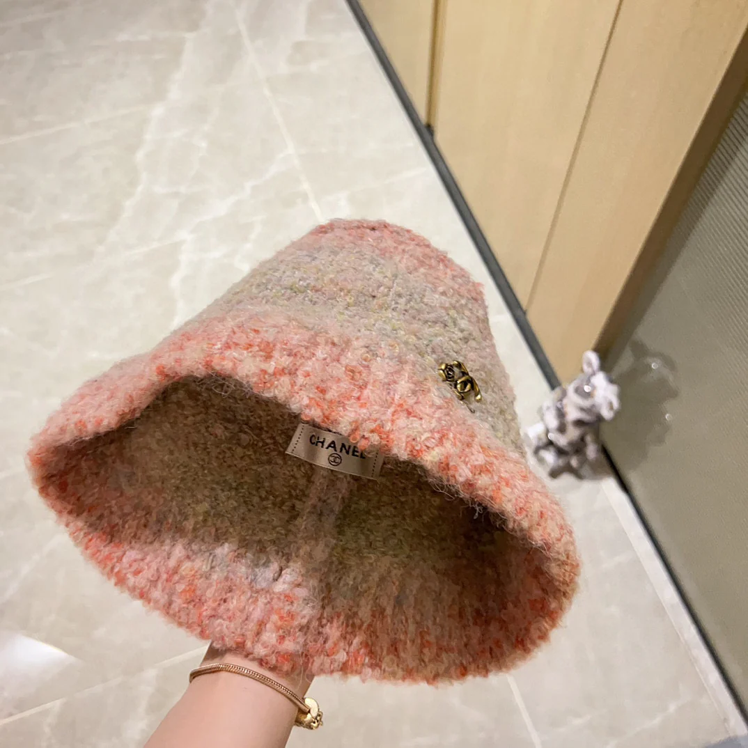 Новая кашемировая рыбацкая шляпа Chanel сезона осень/зима 2023, розовая.