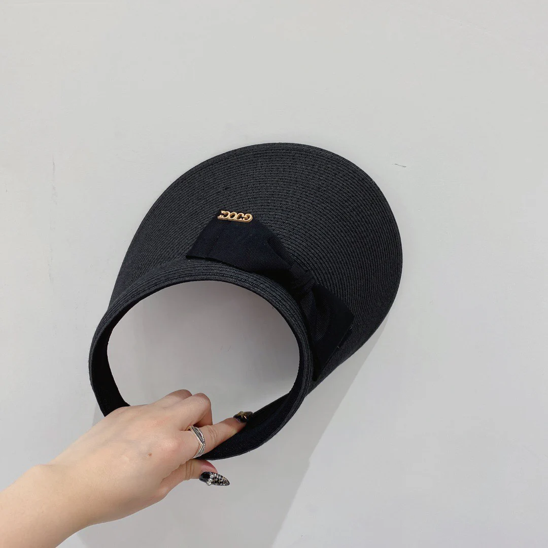 Gucci - Солнцезащитная шляпа с бантом на голове - 1