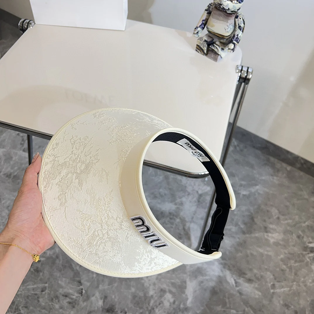 Новая летняя солнцезащитная шляпа Miu Miu 2024 с китайским узором - белая.