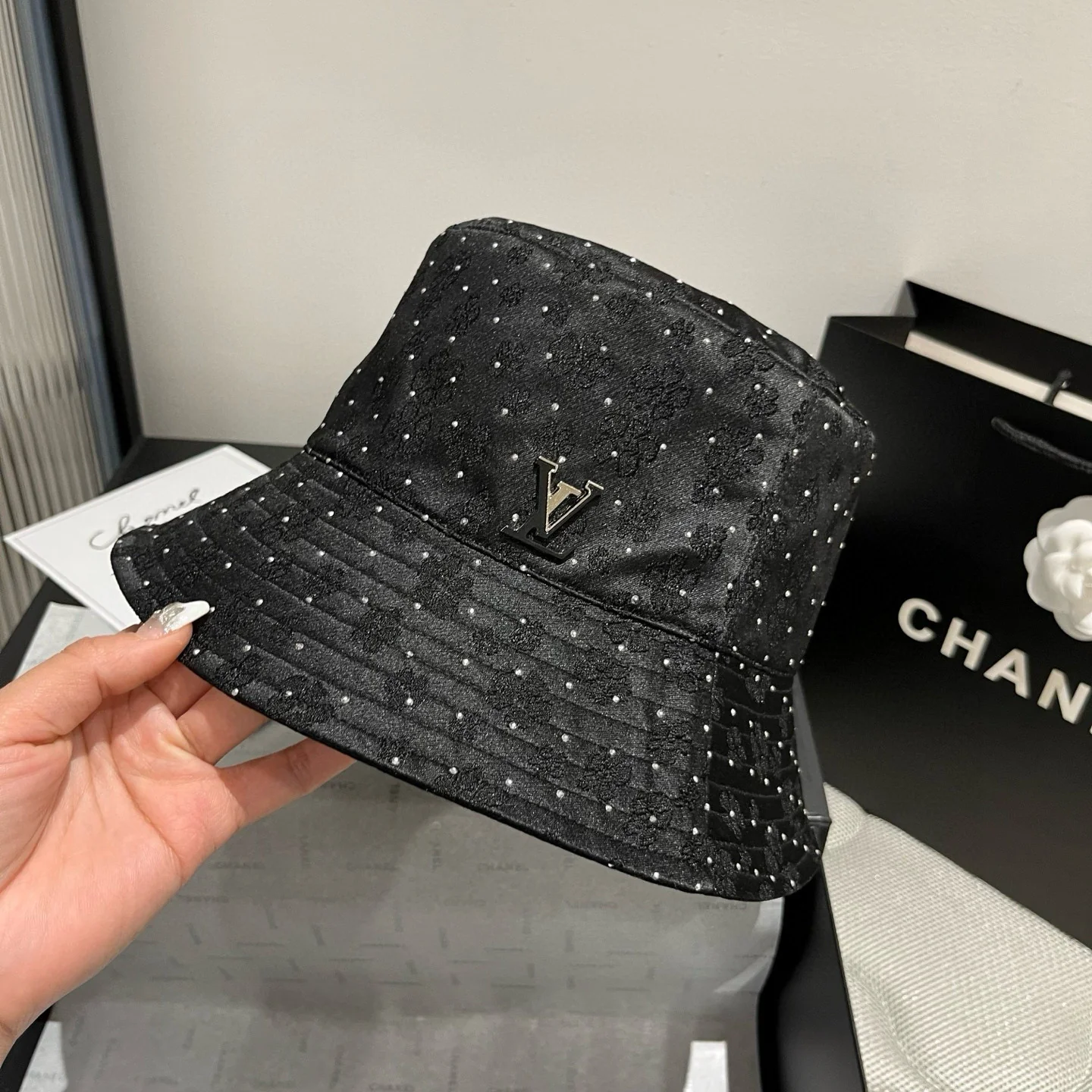 Двусторонняя рыбацкая шляпа LV - черная