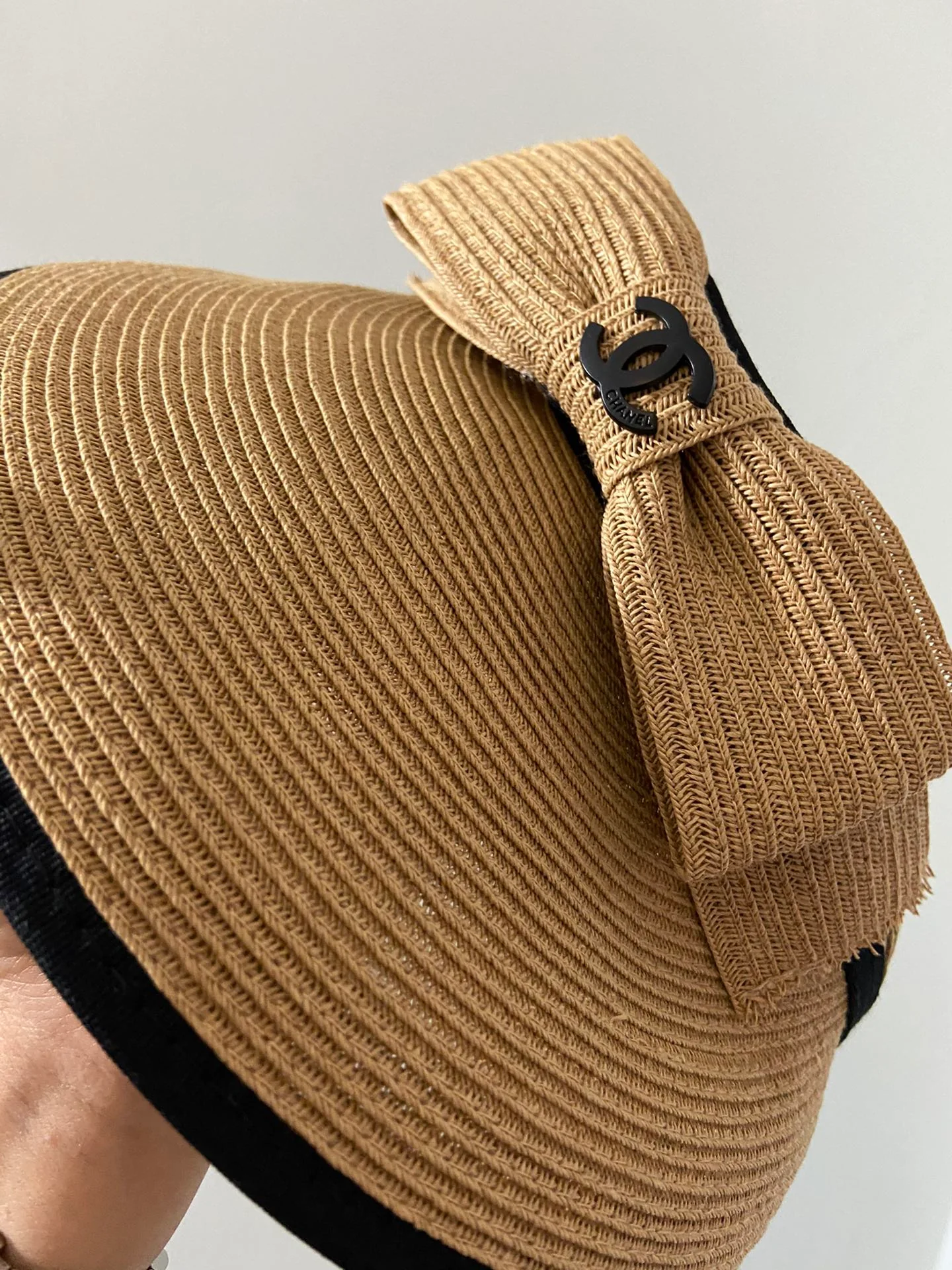 Пляжная шляпа Chanel с плетеным бантом - идеально подходит для пляжа.