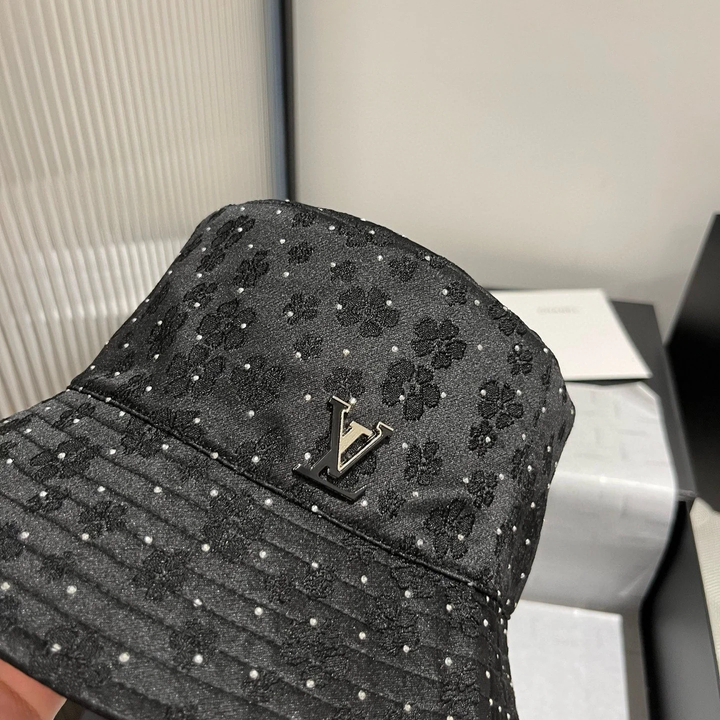 Двусторонняя рыбацкая шляпа LV - черная