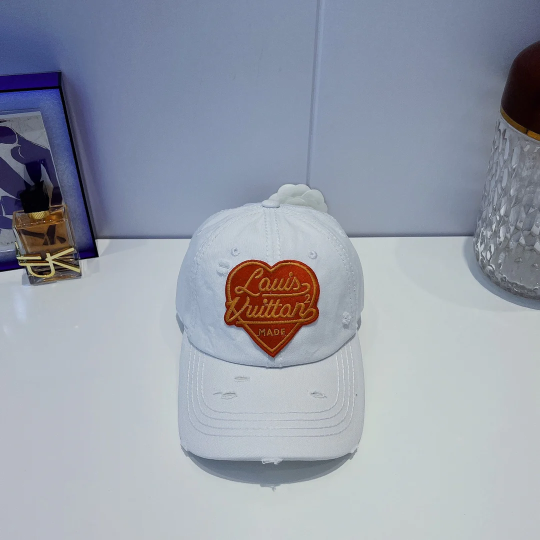 Бейсболка LV с логотипом в виде сердца - 1