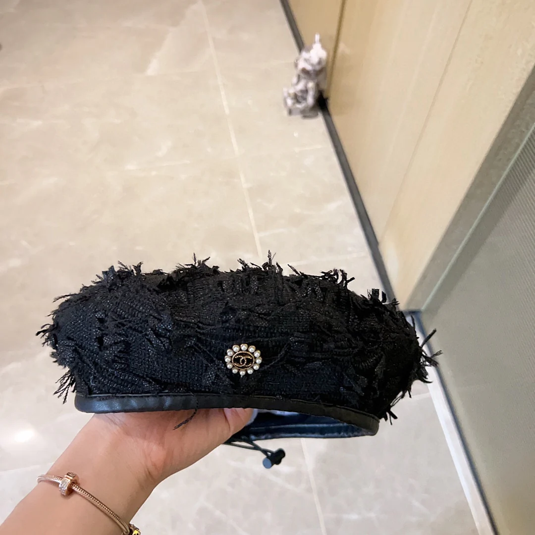 Берет Chanel 2023 в новом стиле с бахромой