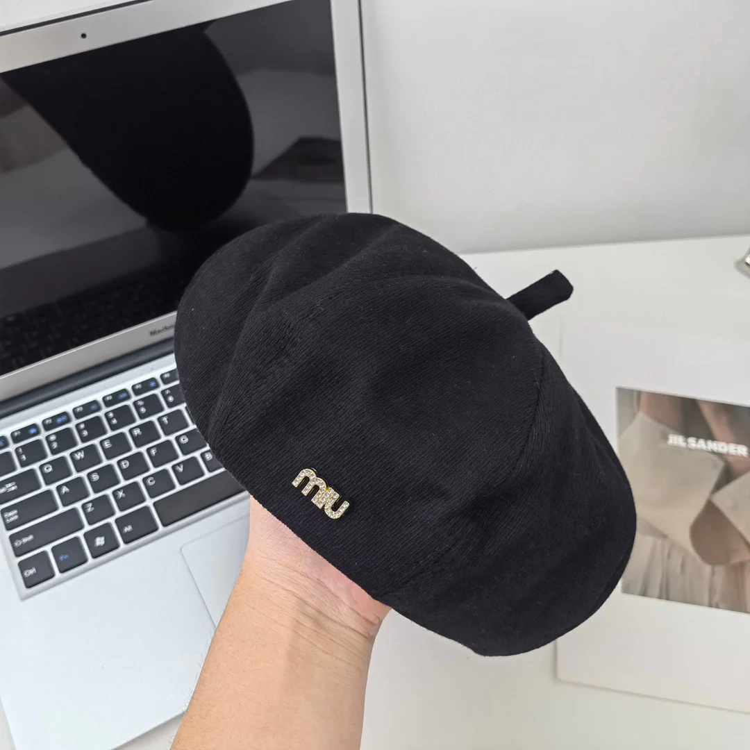 Новые поступления коллекции Miu Miu начала осени 2023 года: берет, шляпа художника.