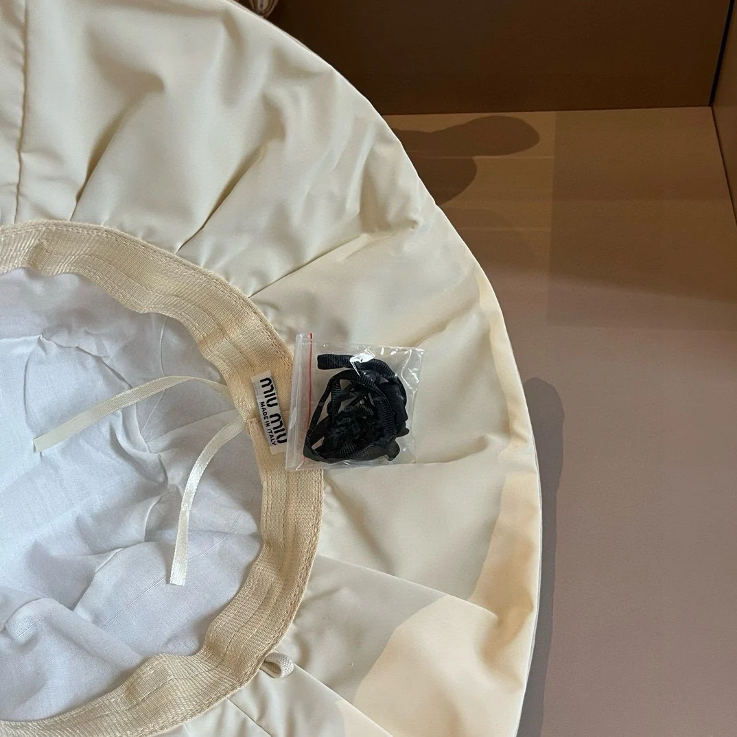 Новая плиссированная рыбацкая шляпа Miu Miu весна/лето 2024 — бежевая.