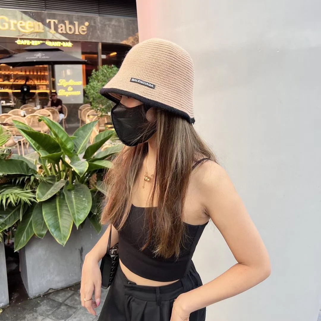 Balenciaga - Вязаная рыбацкая шапка