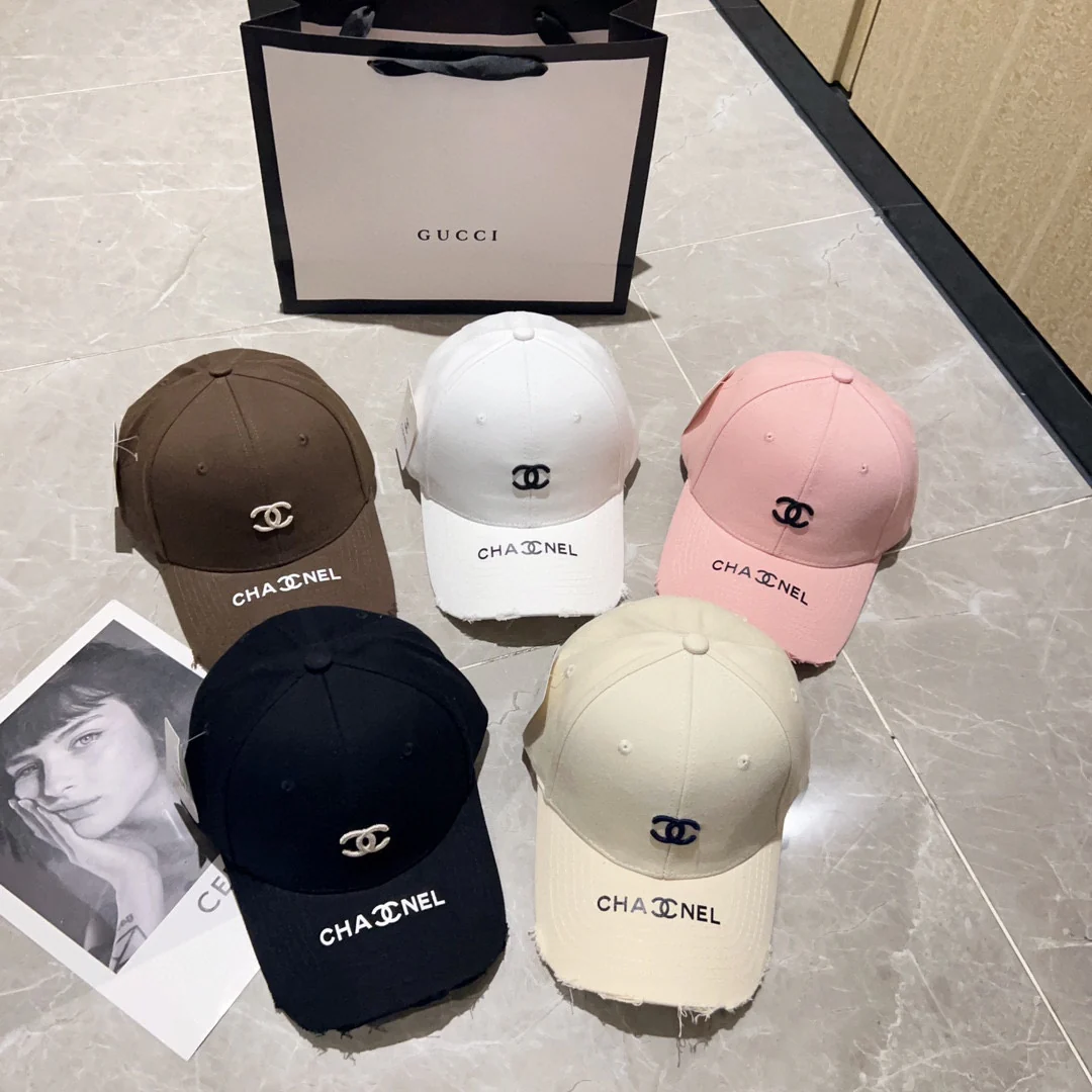 Новая бейсболка Chanel 2023 в стиле бутика с вышивкой - белая.