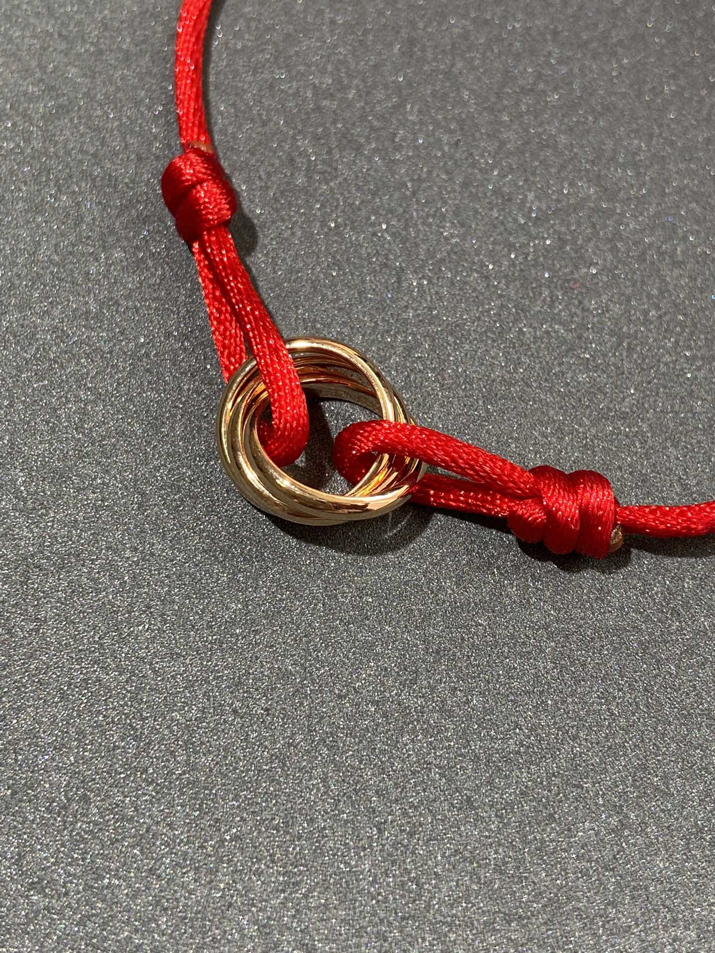 Браслет Cartier можно носить на расстоянии до 18 см от плеча.