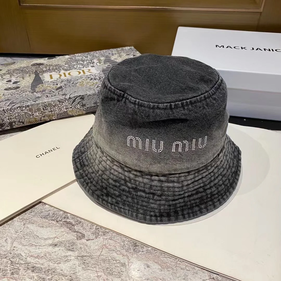 Новинка весны/лета Miu Miu 2023 — панама из джинсовой ткани с лоскутным узором.