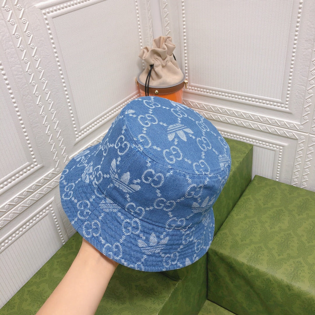 Панама, созданная в рамках сотрудничества Gucci и Adidas.