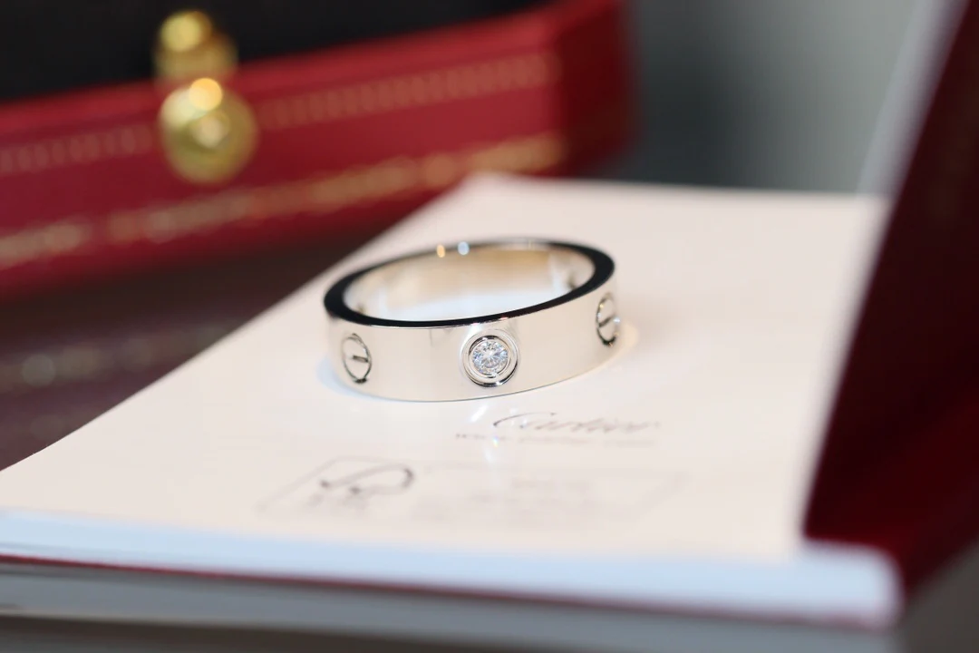 Широкое кольцо Cartier Love с 3 бриллиантами