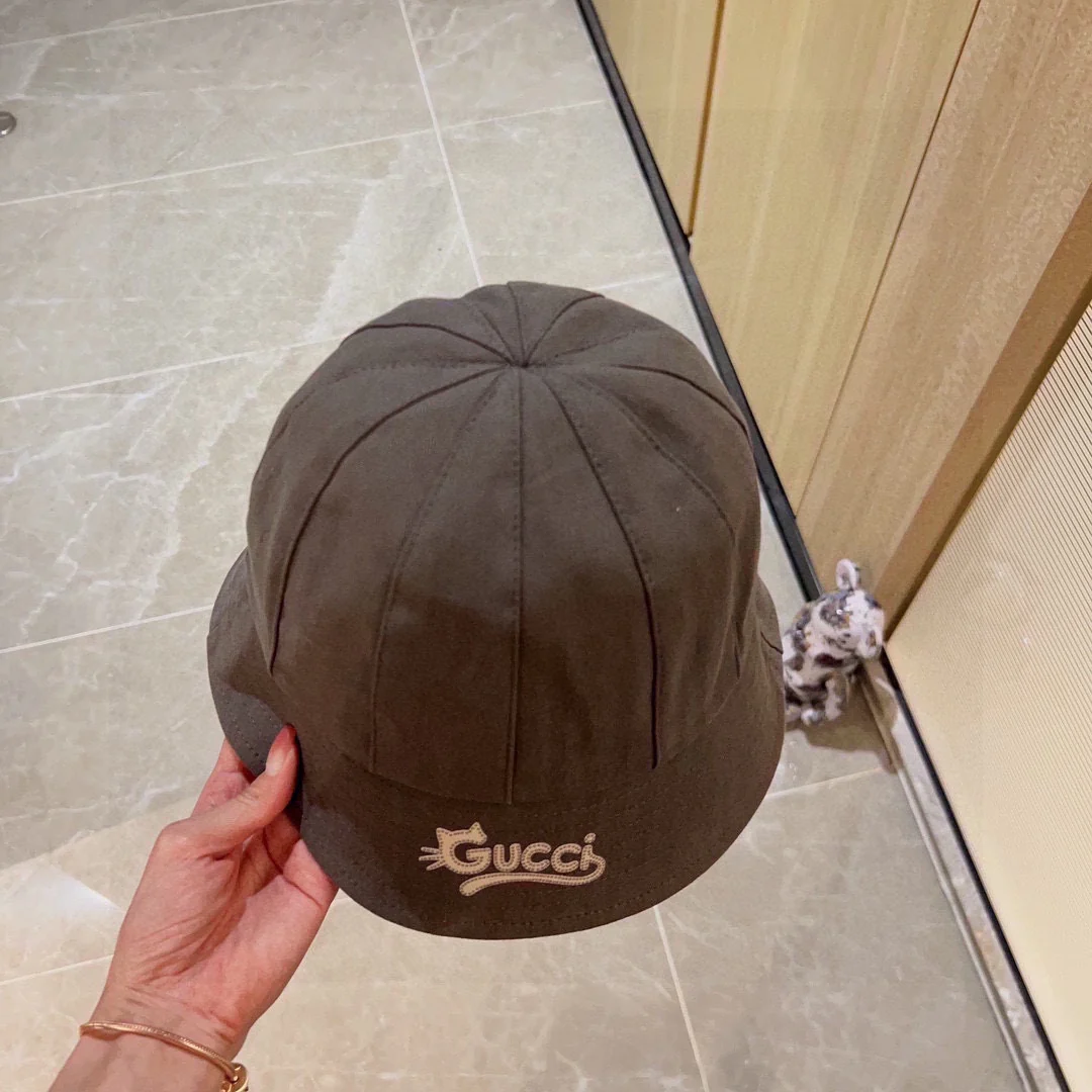 Новая игривая панама Gucci Round Dome 2023 года — кофейного цвета.