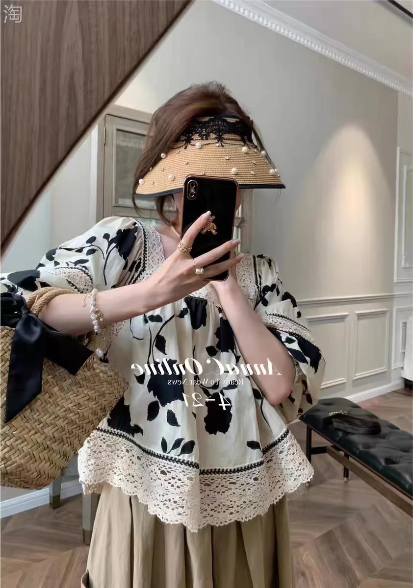 Солнцезащитная шляпа Chanel с обильной отделкой из жемчуга и стразов.