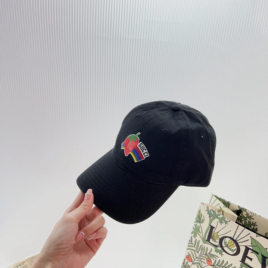 Бейсболка Gucci с клубничным принтом