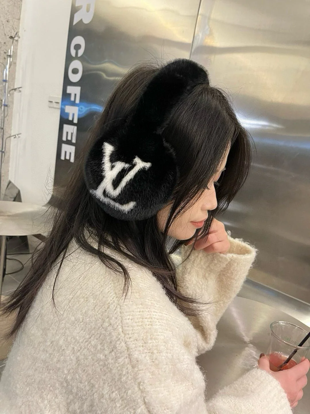 LV - Меховые наушники - Черные