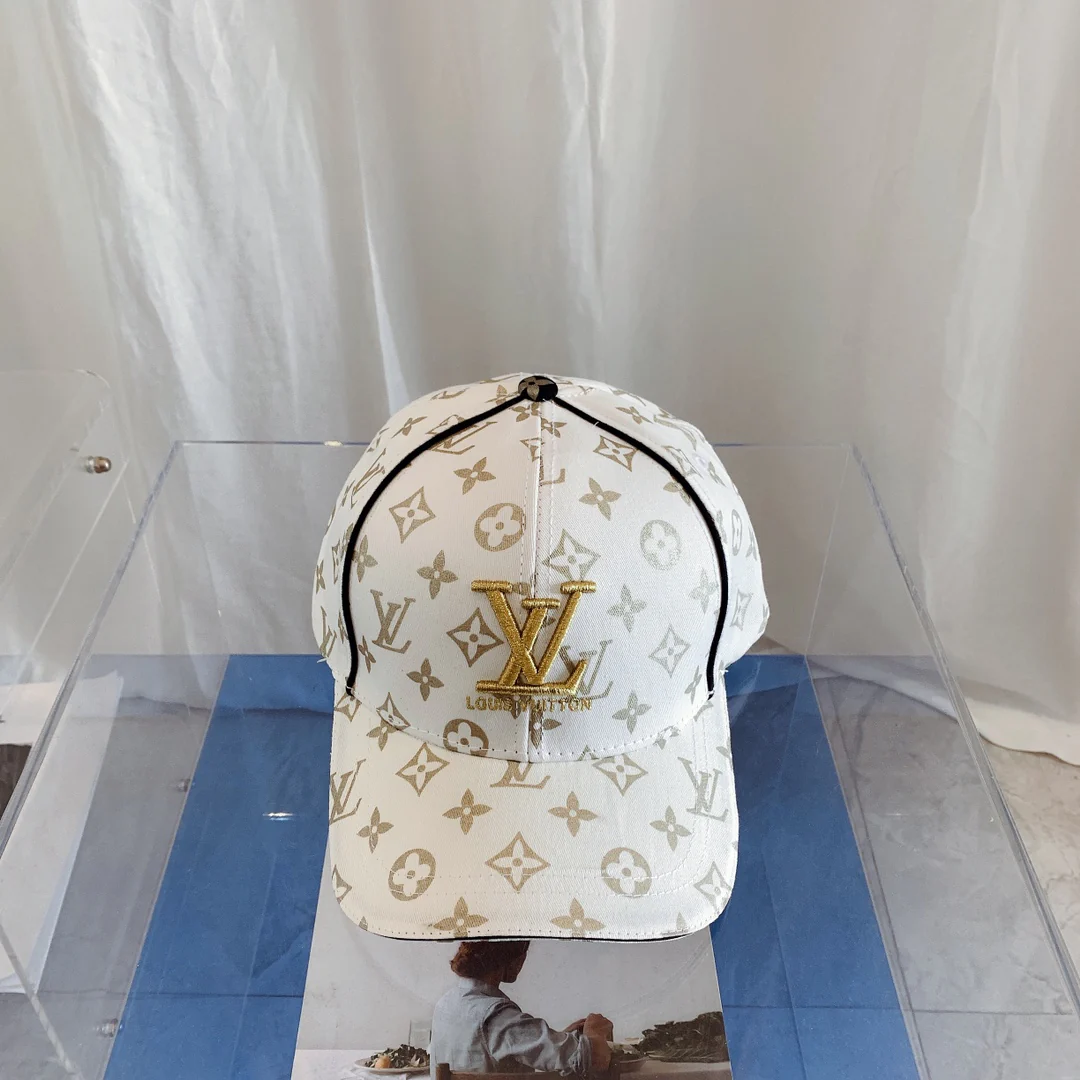 Новинка LV 2022 — бейсболка с принтом и вышивкой.