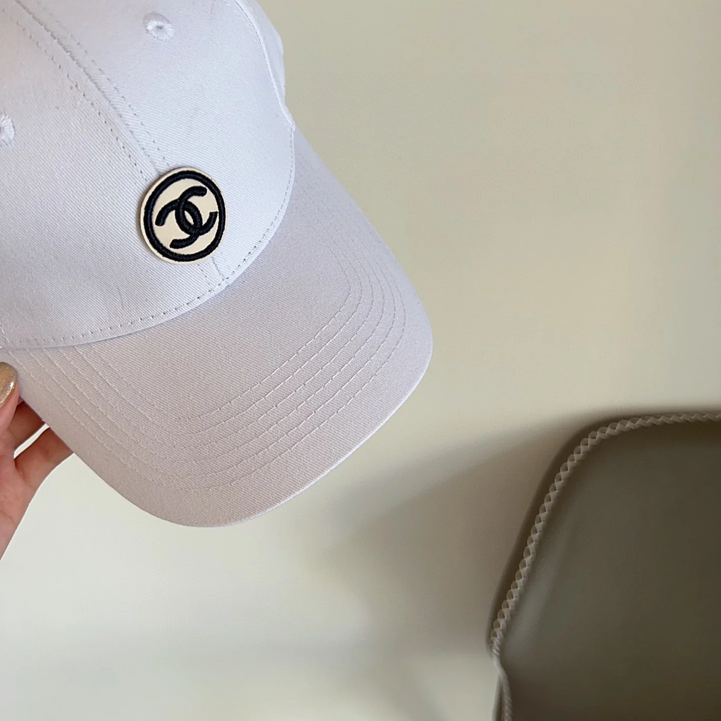 Chanel - Минималистичная бейсболка - Белая