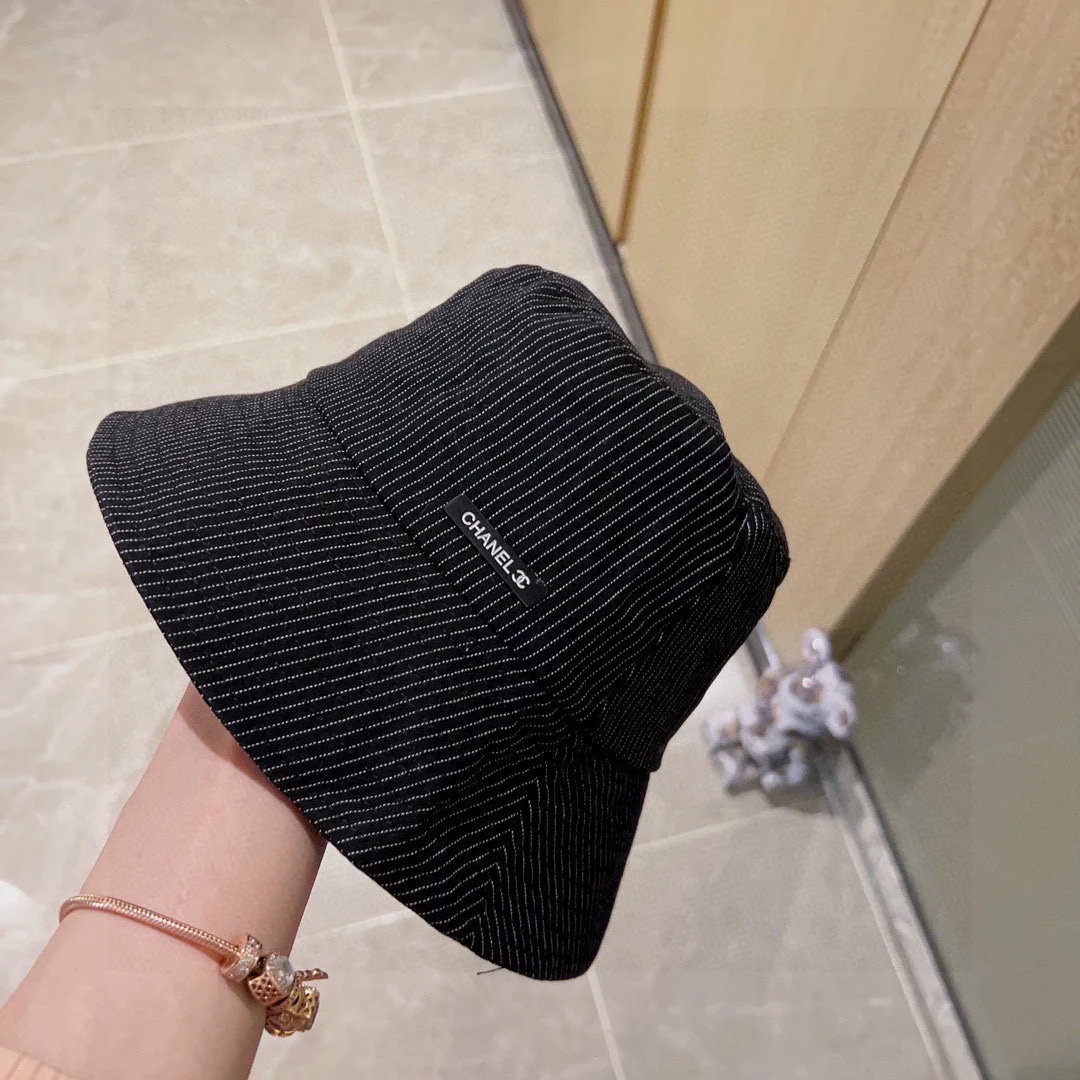 Новинка сезона весна/лето 2023 от Chanel - Полосатая рыбацкая шляпа - Черная