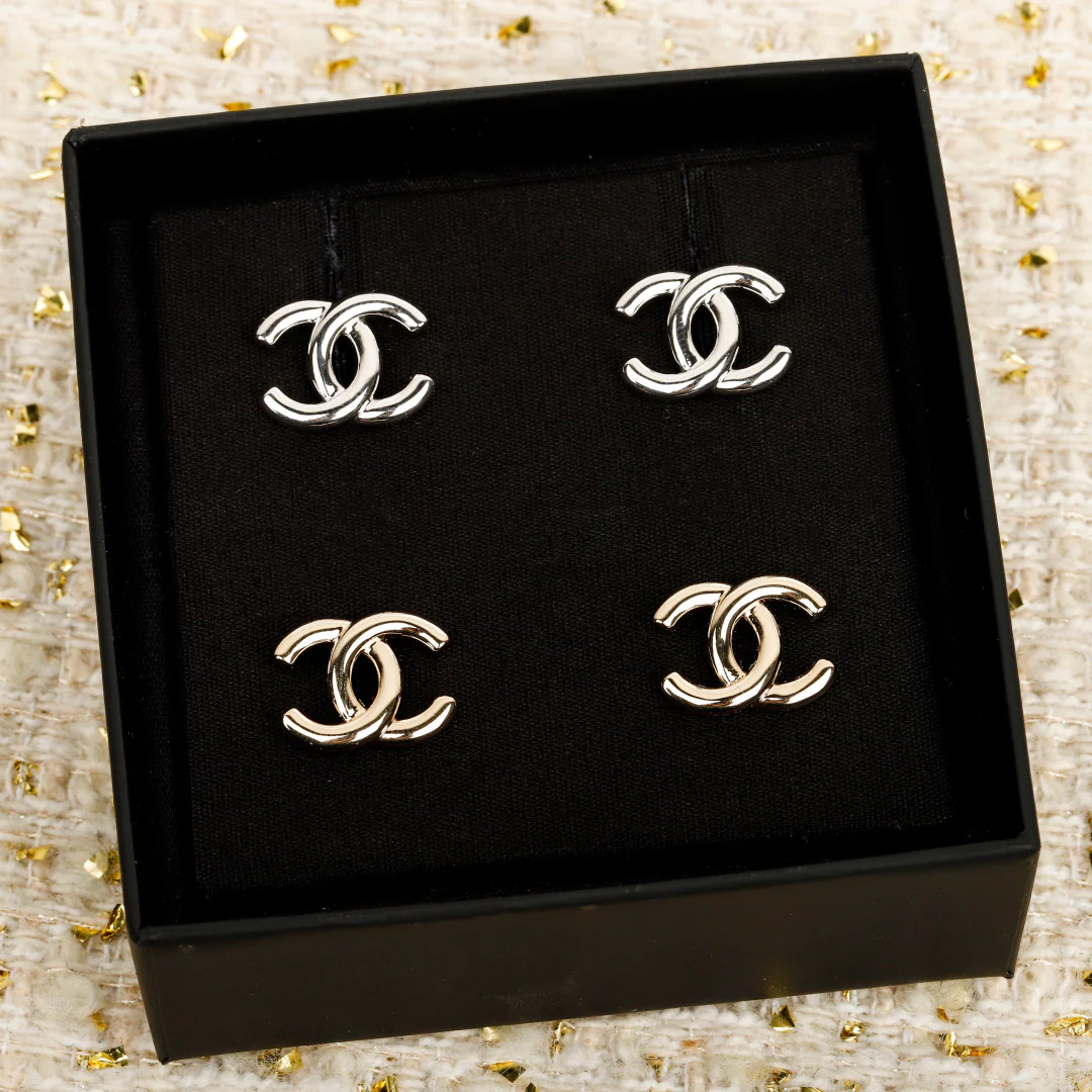 Chanel - 25 пенсов, глянцевые серьги с двойной буквой С