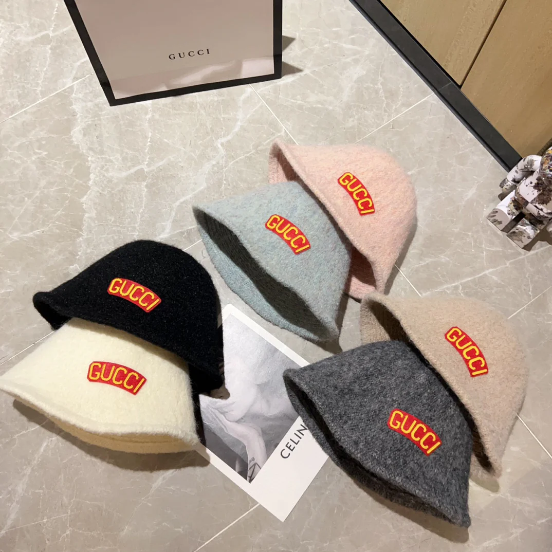 Панама Gucci из кашемира, коллекция осень/зима 2023, серая.