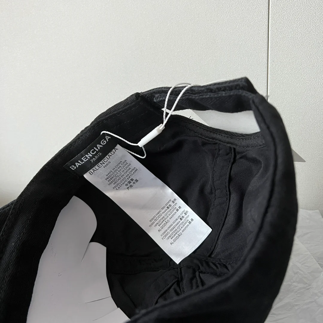 Balenciaga - Новая бейсболка с вышивкой