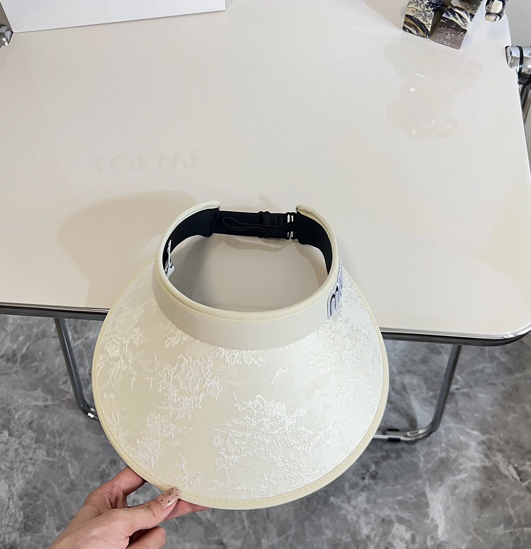 Новая летняя солнцезащитная шляпа Miu Miu 2024 с китайским узором - белая.