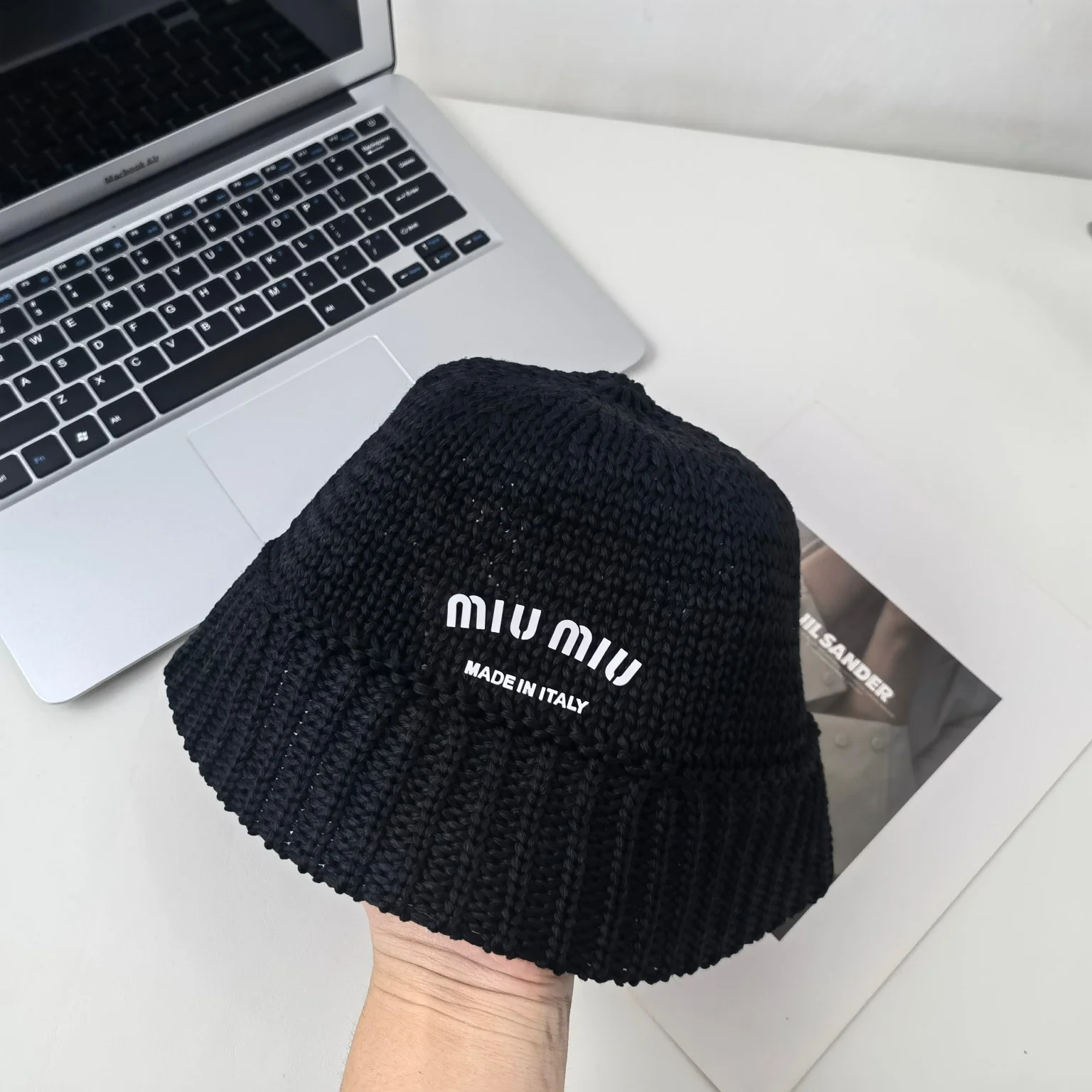 Новинка сезона ?Ранняя осень? от Miu Miu 2023 — вязаная рыбацкая шапка.