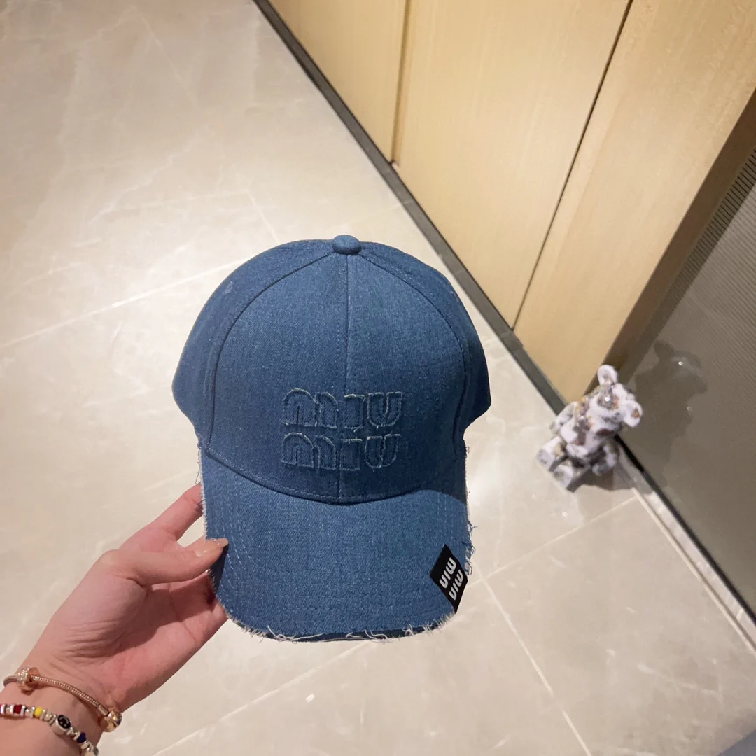 Новая джинсовая бейсболка Miu Miu 2023 в стиле бутика с бахромой — синяя.