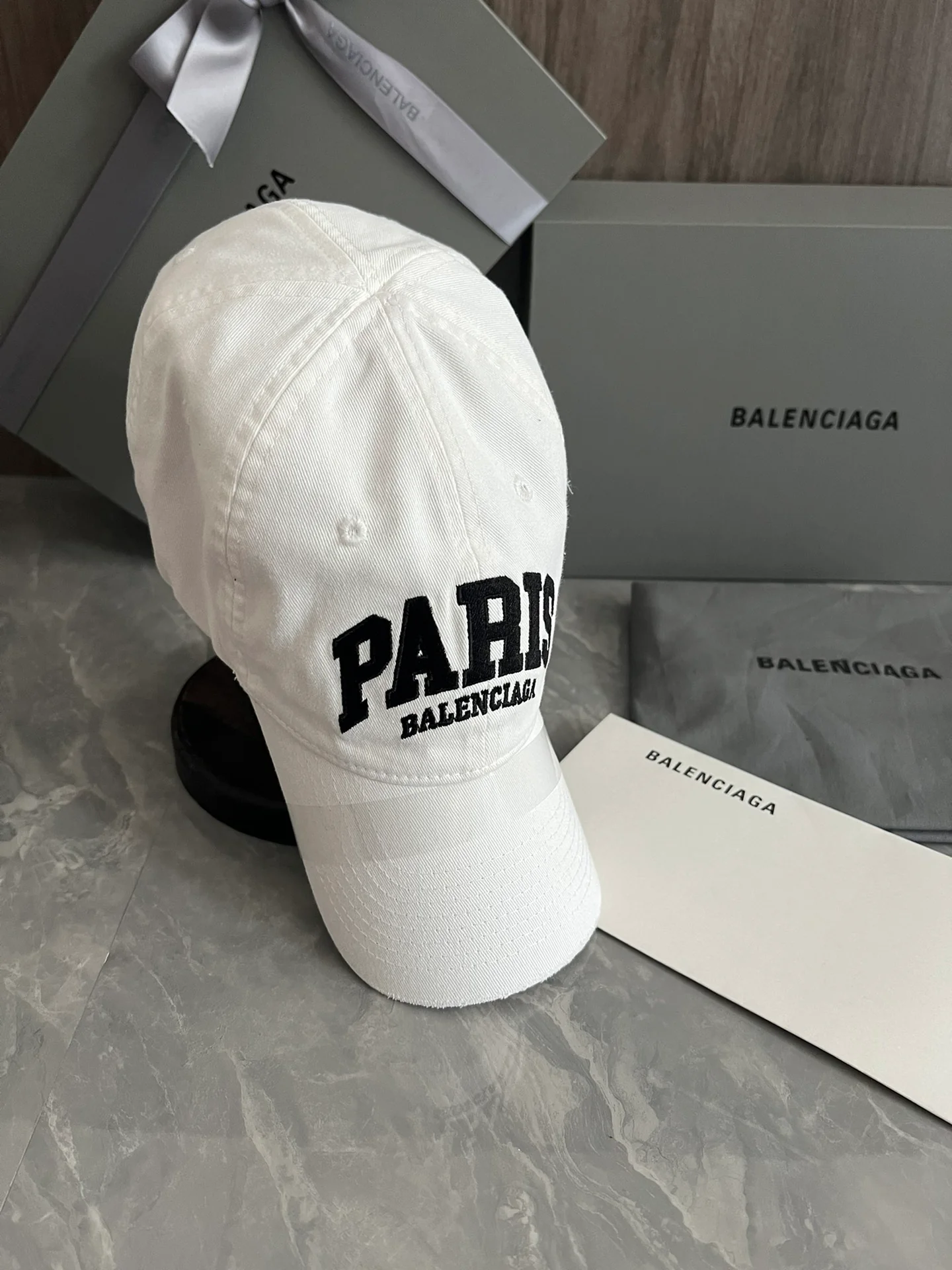 Бейсболка Balenciaga City Collection в винтажном стиле с эффектом потертости - белая