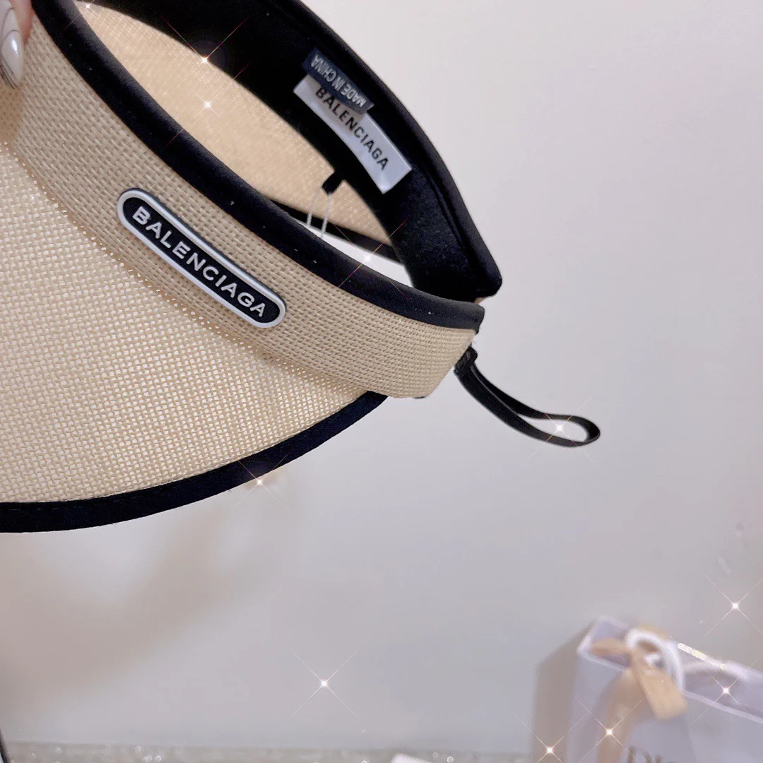 Соломенная шляпа Balenciaga с лоскутным дизайном и открытой крышей