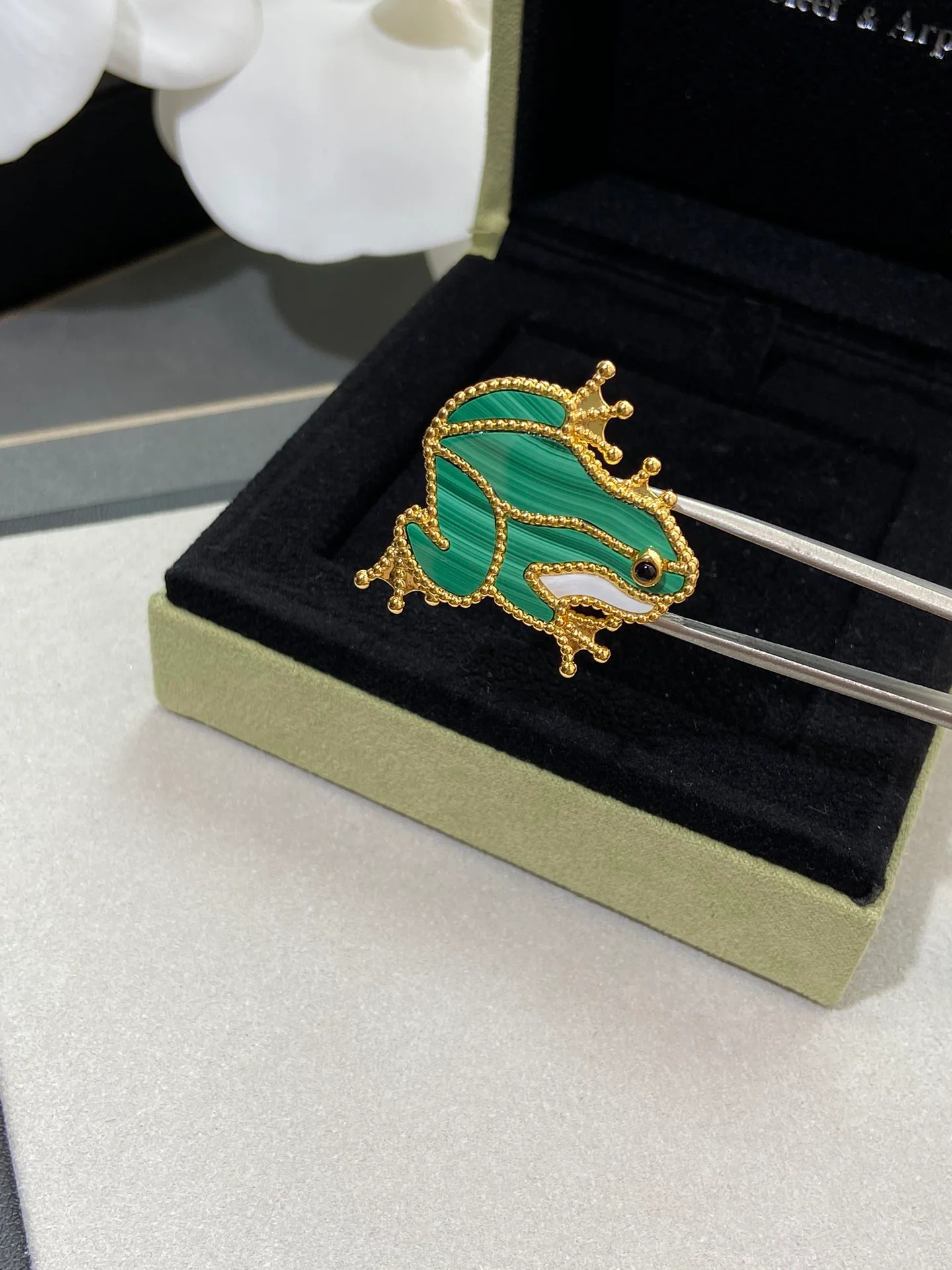 Van VS - Брошь 004