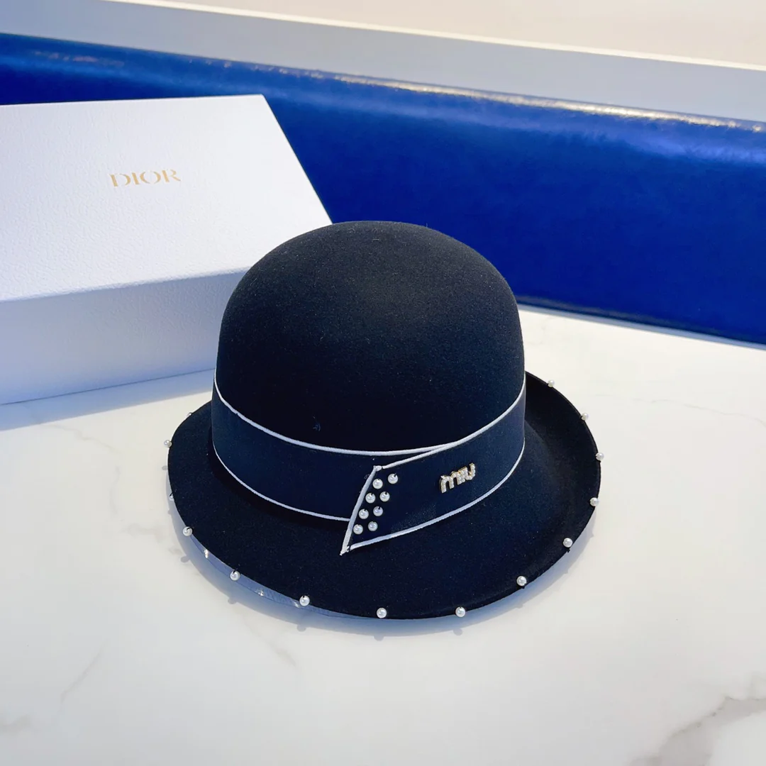 Шерстяная шапка Miu Miu, расшитая бисером вручную, — черная.