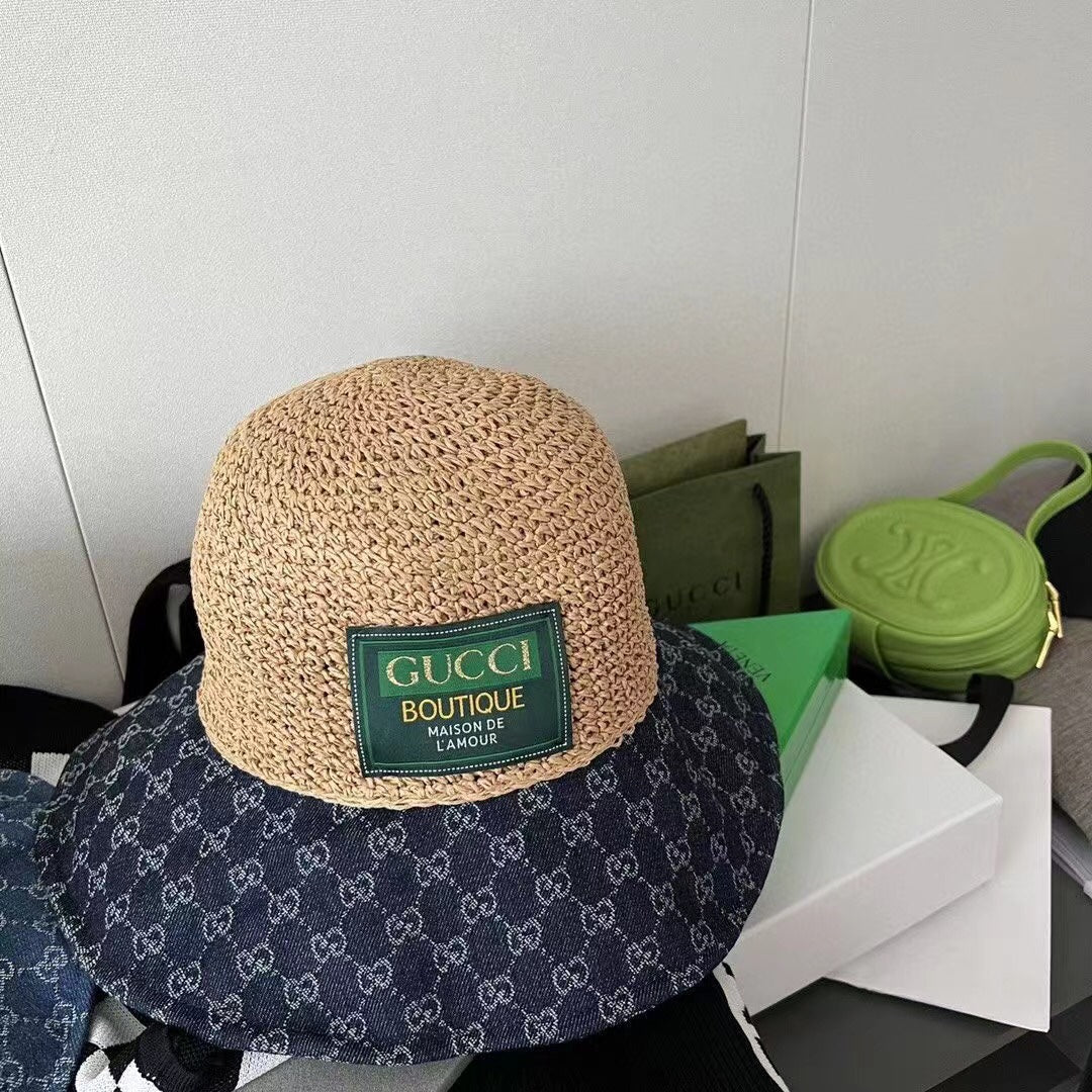 Соломенная шляпа Gucci с монограммой из джинсовой ткани.