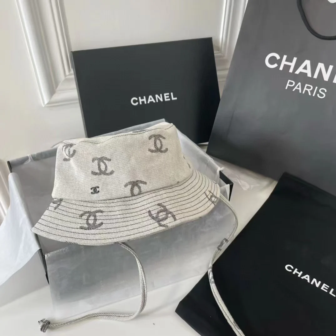 Chanel - Новая универсальная рыбацкая шляпа с двойной буквой С.