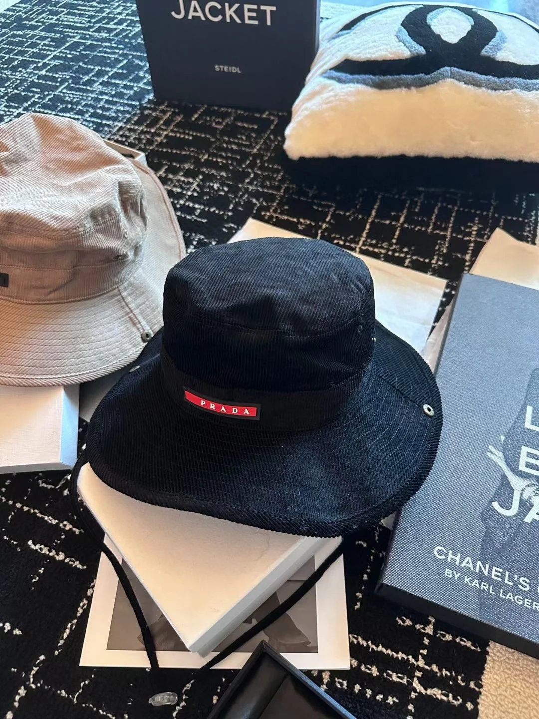 Рыбацкая шапка из вельвета на завязках от Prada, осенне-зимняя коллекция.