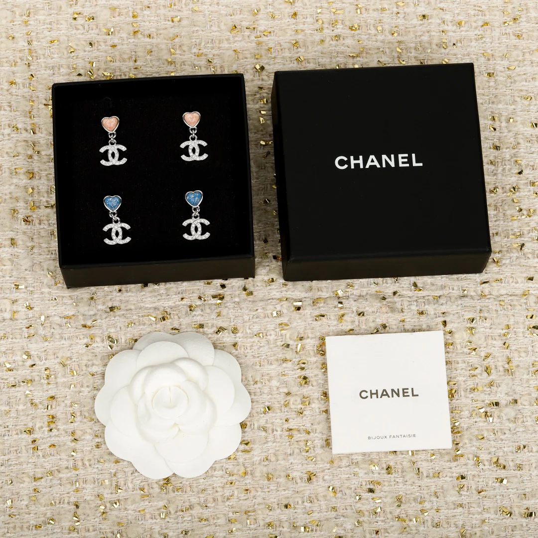 Серьги Chanel с подвеской в ??виде сердца и двойной буквой С, 25 пенсов - розовые - синие