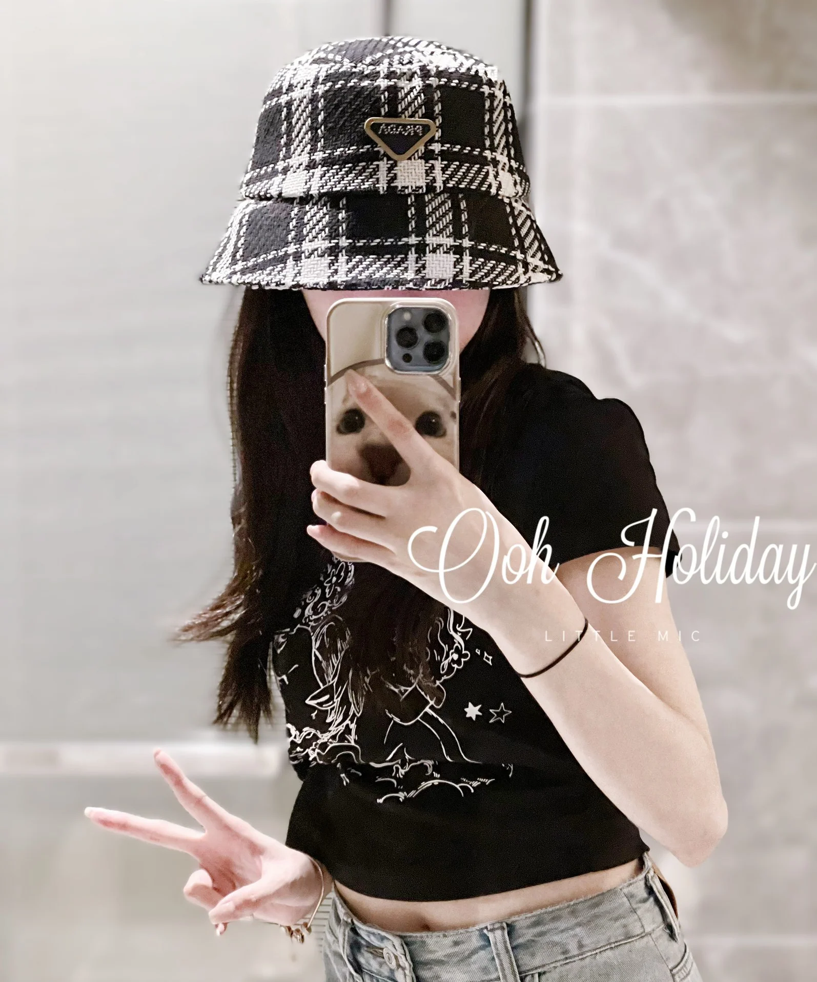 Новая панама Prada осень/зима 2023 с клетчатым треугольным логотипом — черная.