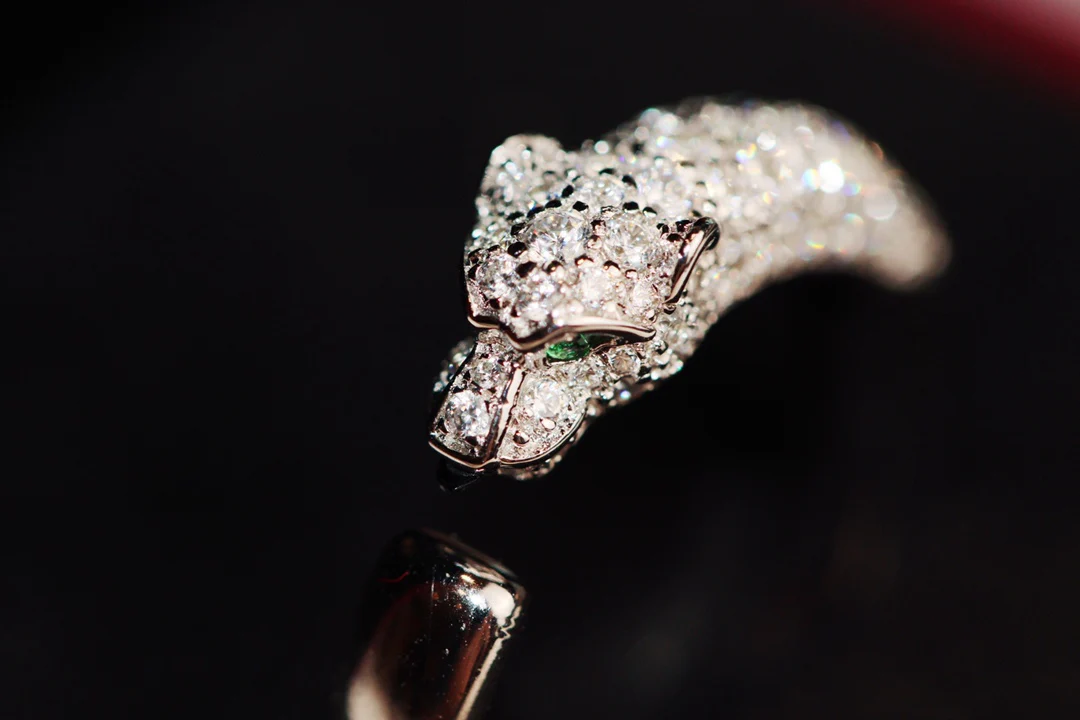 Коллекция Cartier Panther - Платина и бриллианты - Изумруд