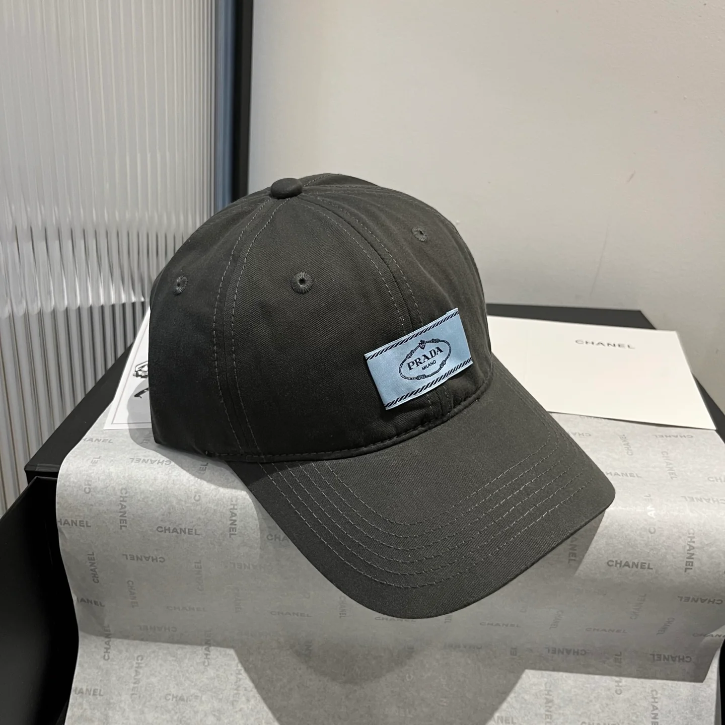 Бейсболка с логотипом Prada - черная