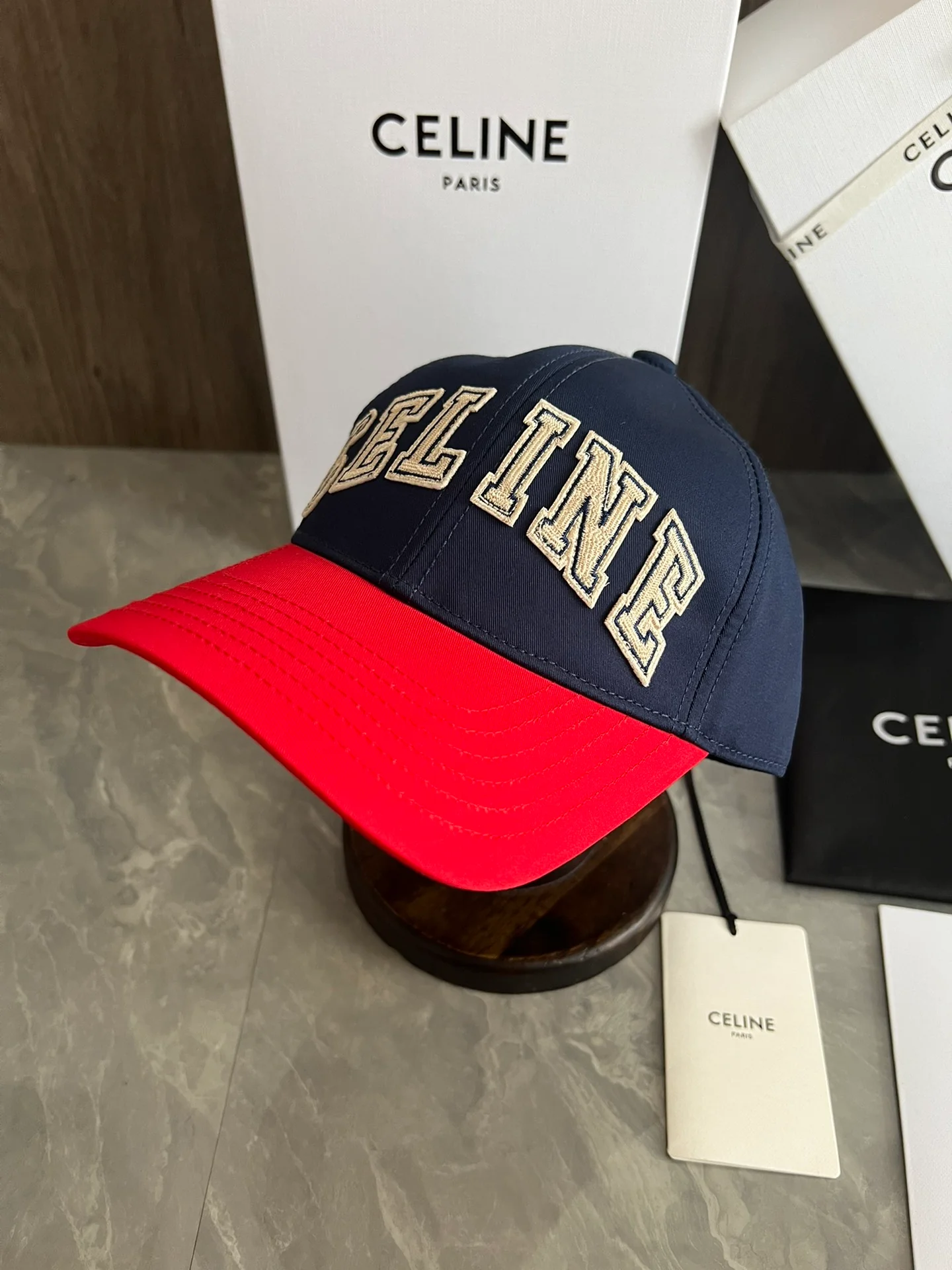 Celine — Стильная и элегантная хлопковая бейсболка, такая же, как на официальном сайте — Красная