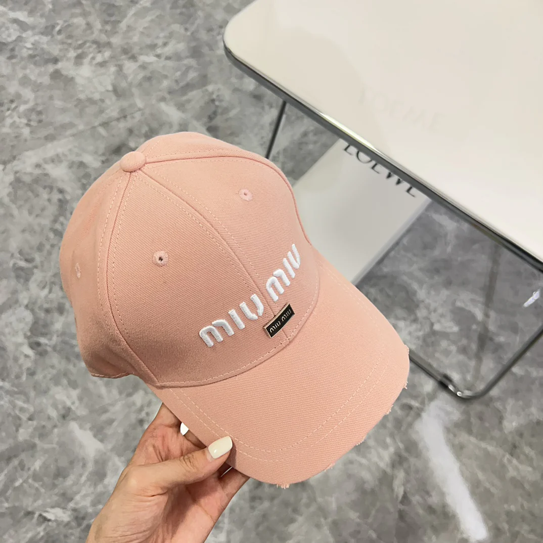 Новая бейсболка Miu Miu 2024 с объемными буквами, розовая.
