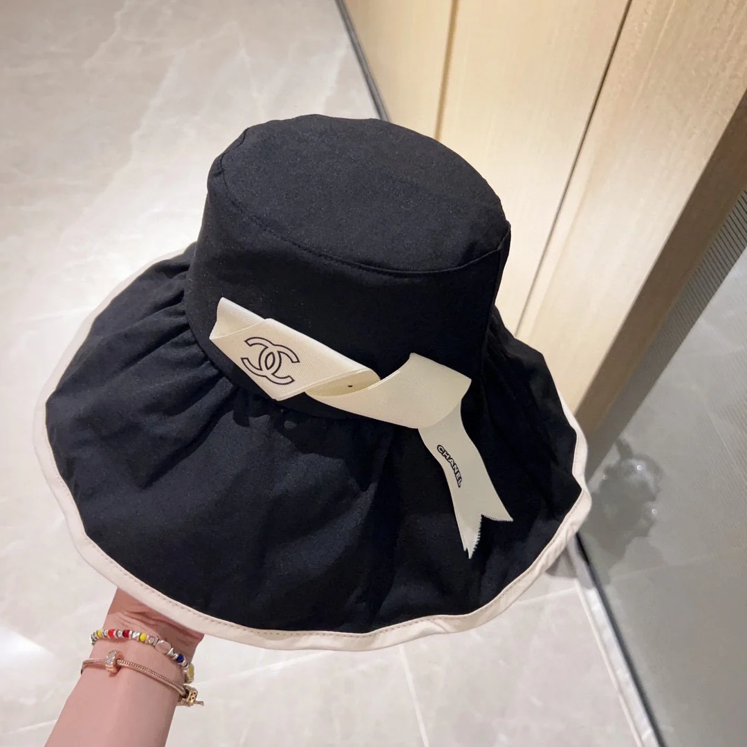 Новая элегантная широкополая рыбацкая шляпа Chanel 2023 года с гофрированной отделкой — черная.