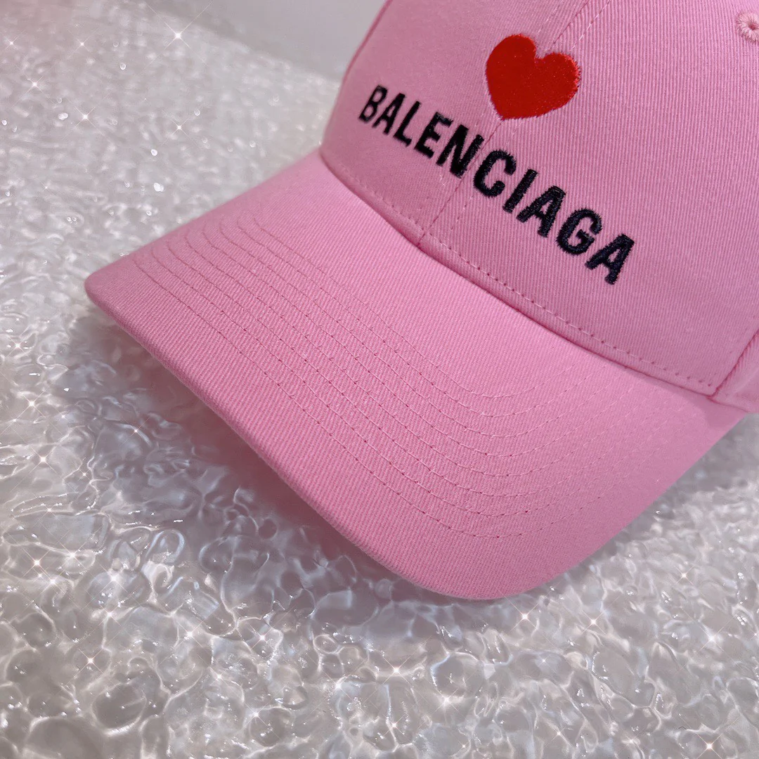 Бейсболка Balenciaga с вышитым сердцем — в том же стиле, что и на официальном сайте.