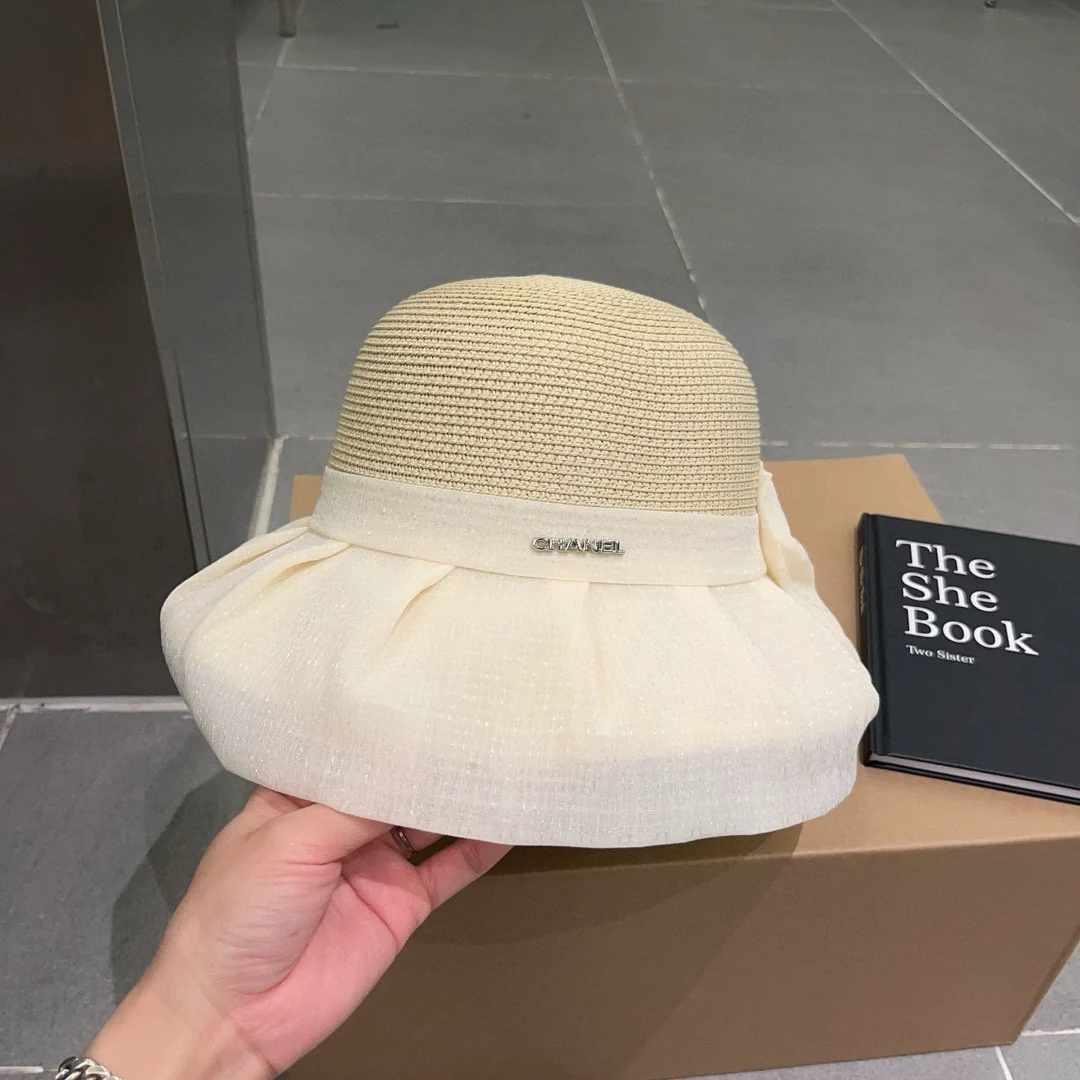 Плиссированная шляпа из органзы Chanel - белая.