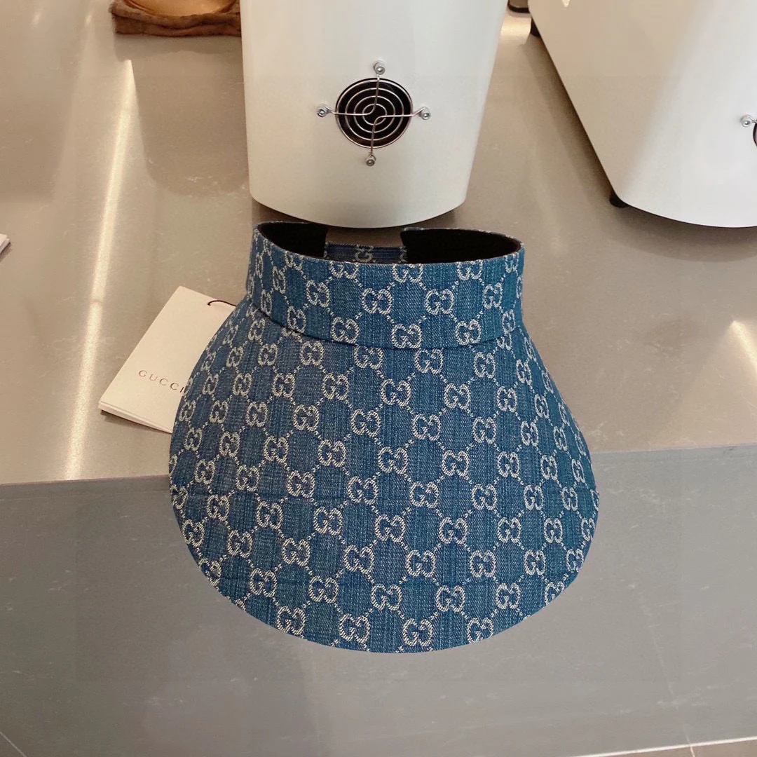 Новые поступления коллекции Gucci весна/лето 2023 - Широкополая шляпа с монограммой - Шляпа-козырек - Солнцезащитная шляпа